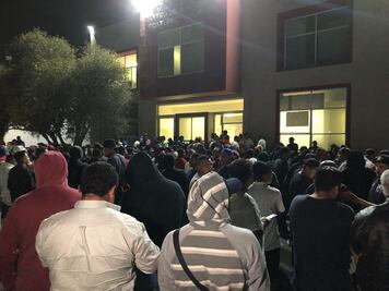 Grupos de autodefensa retienen a presunto policía extorsionador en Tecámac