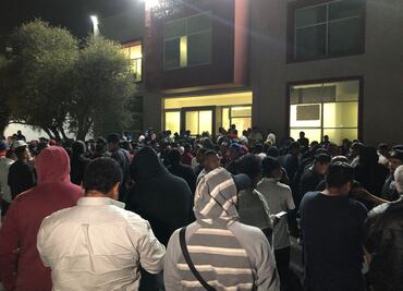 Grupos de autodefensa retienen a presunto policía extorsionador en Tecámac