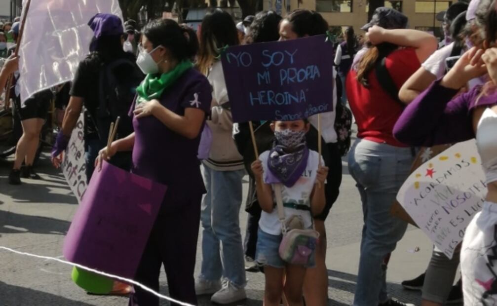 “Somos las nietas de las que no pudieron estar aquí”, claman feministas en el Zócalo capitalino