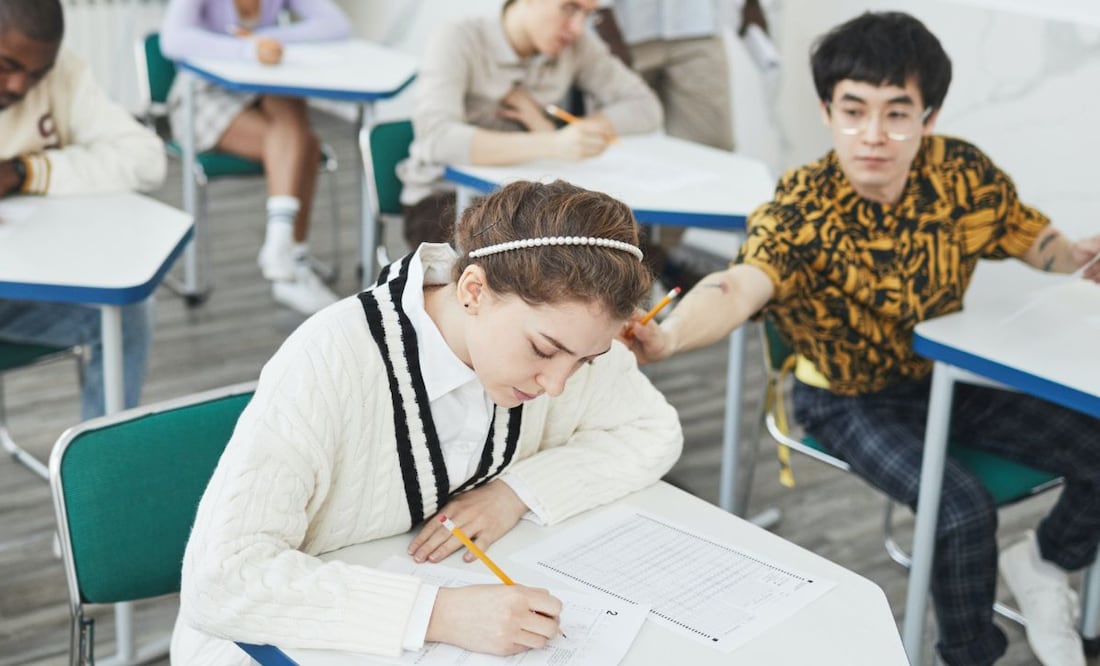 Profesor toma examen. Fuente: Pexels.