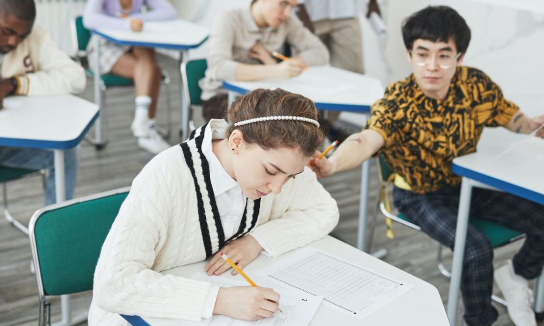 Profesor toma examen. Fuente: Pexels.