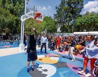 Embajador y edil estrenan canchas