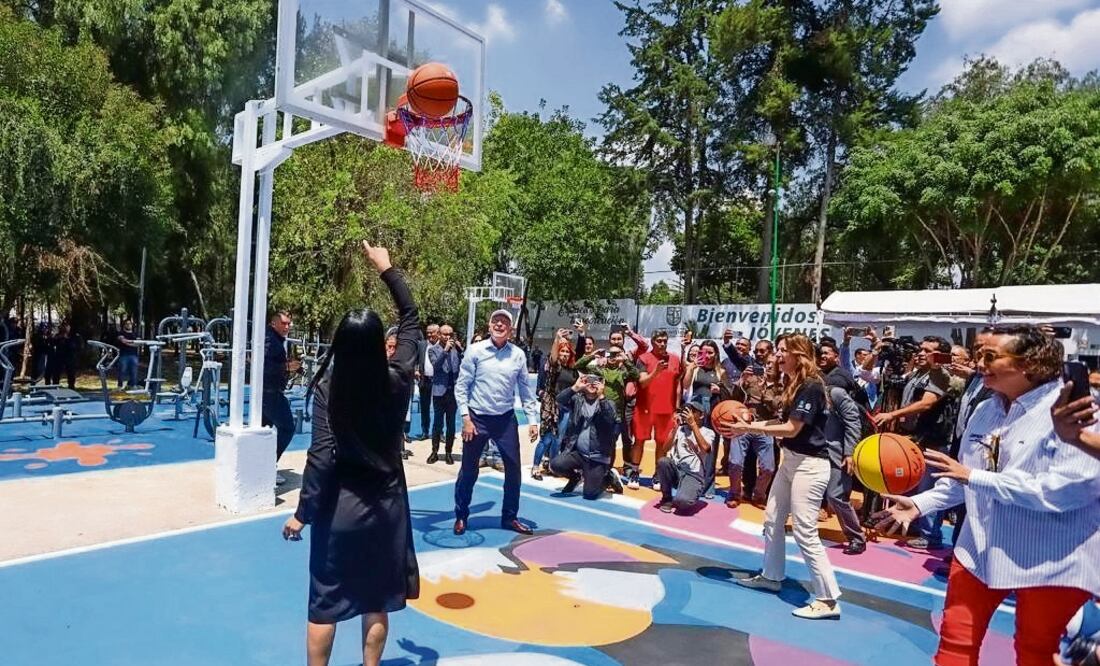 La alcaldesa Sandra Cuevas y el embajador Ken Salazar probaron su tiro en la cancha de basquetbol. Foto: Especial