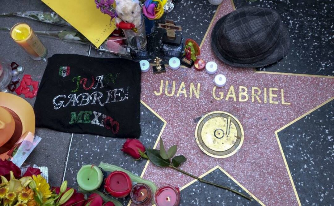 Flores y otros objetos permanecen sobre la estrella del cantante mexicano Juan Gabriel en el Paseo de la Fama de Hollywood. Foto: Xinhua