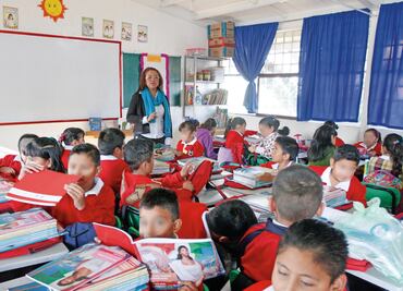 Diputados de oposición buscarán frenar distribución de libros de texto