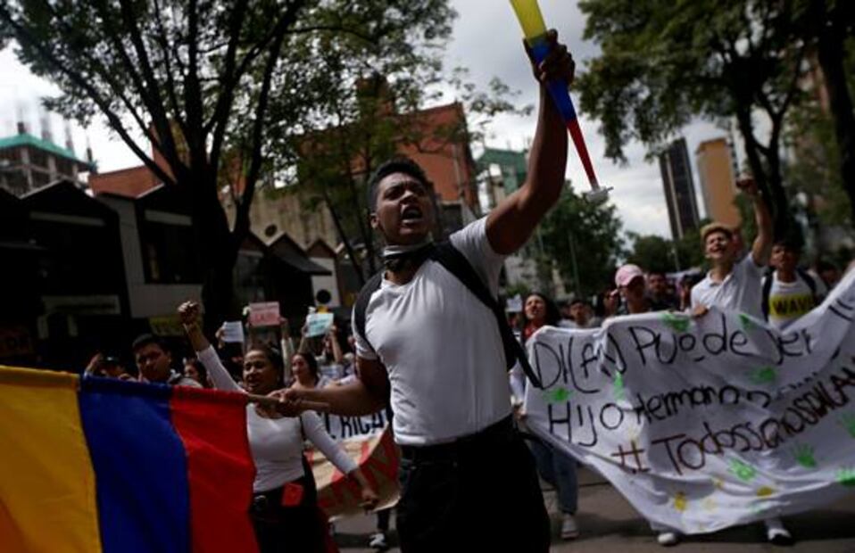 Manifestantes marchan por adolescente herido en protestas en Colombia