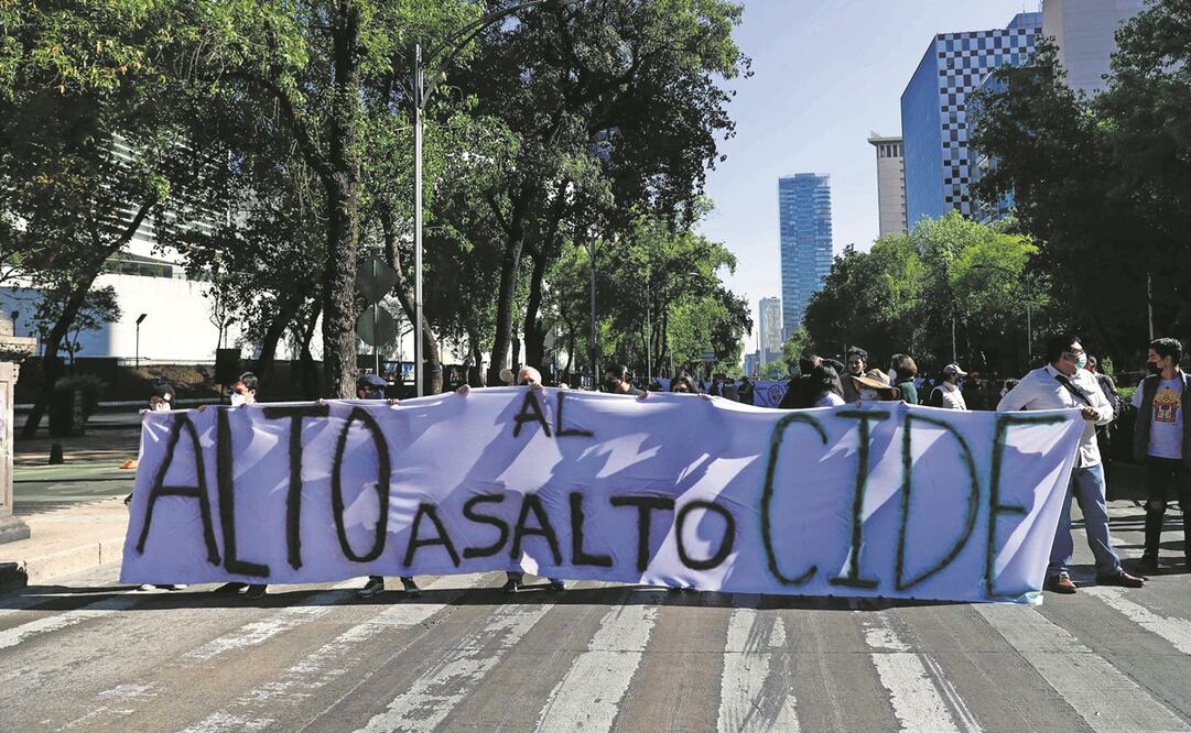 Integrantes de la comunidad del CIDE protestaron ayer frente al Senado de la República para pedir que los integrantes de la Asamblea General de Asociados, convocados por el Conacyt, no voten a favor de la reformas que pretenden realizar las autoridades. 
