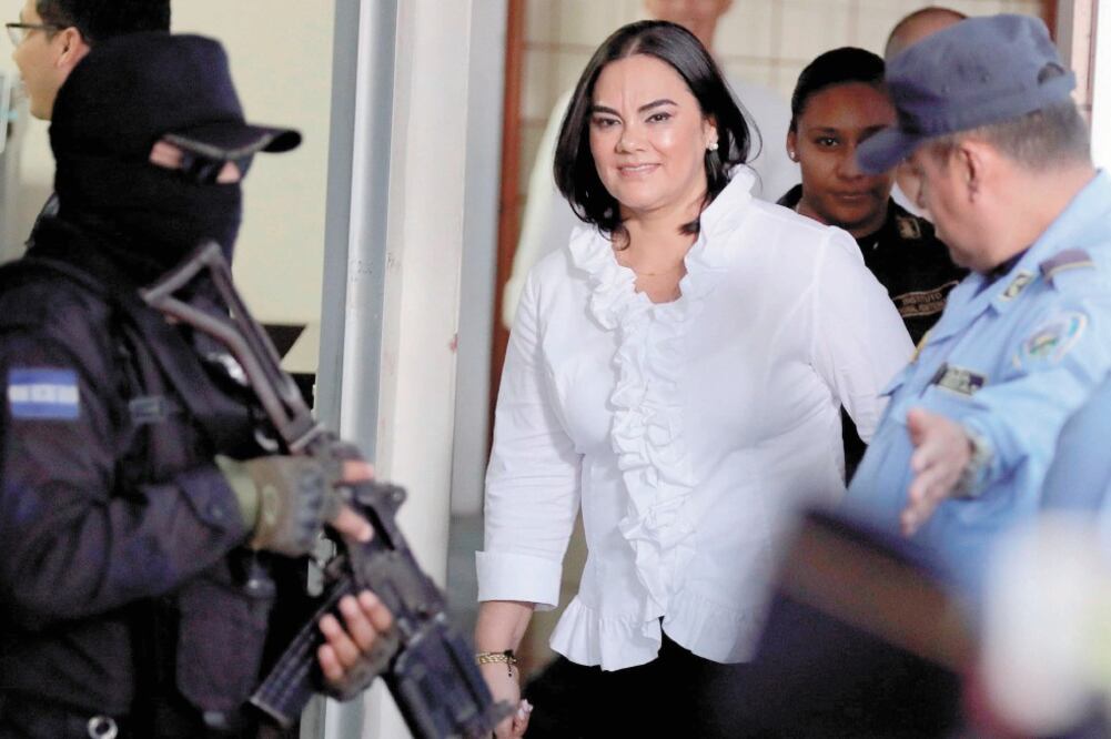 Rosa Elena Bonilla, ex primera dama de Honduras, el 20 de agosto de 2019, a su llegada al Tribunal de Sentencia, en Tegucigalpa. Foto: GUSTAVO AMADOR. EFE