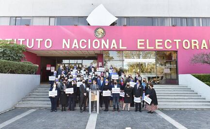 Afuera del INE, PAN presenta reforma electoral que plantea segunda vuelta en elecciones