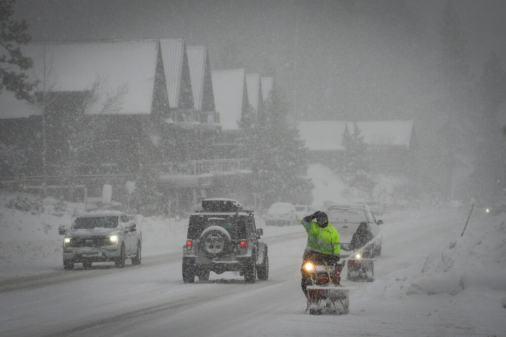 Operarios tratan de retirar la nieve de una carretera durante una nevada, el 1 de marzo de 2024, en Truckee, California. Foto: AP