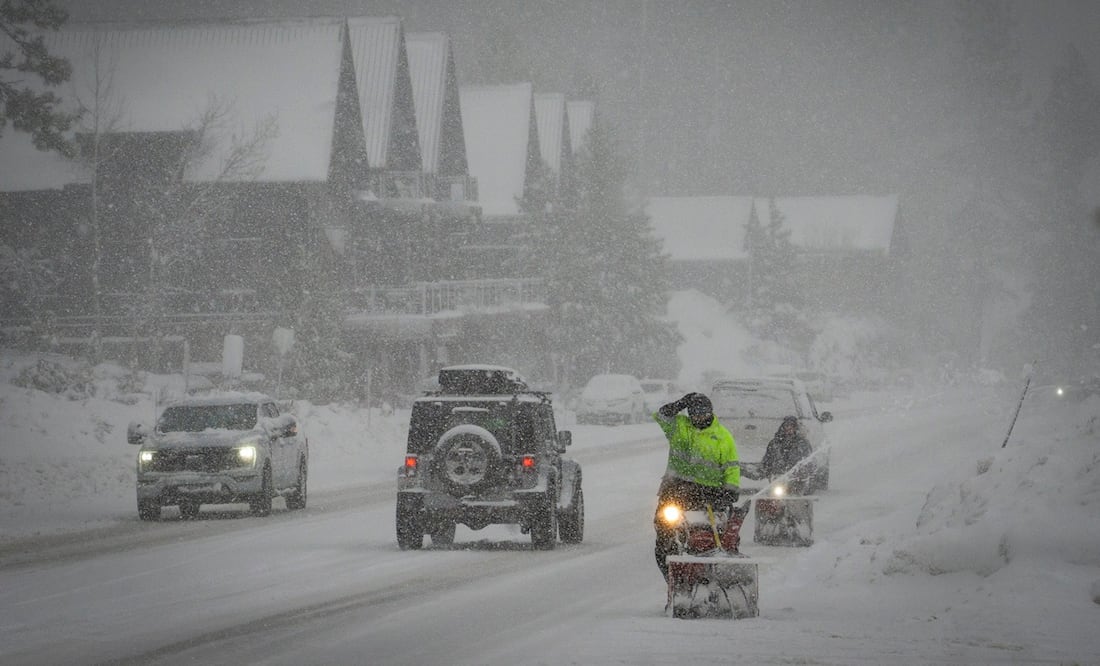 Operarios tratan de retirar la nieve de una carretera durante una nevada, el 1 de marzo de 2024, en Truckee, California. Foto: AP