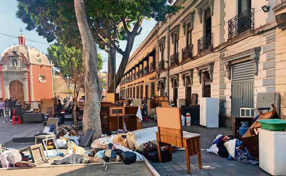 Personas con el rostro cubierto llegaron a Plaza de la Concepción 5 y 7 para cumplimentar un desalojo. Foto: Especial