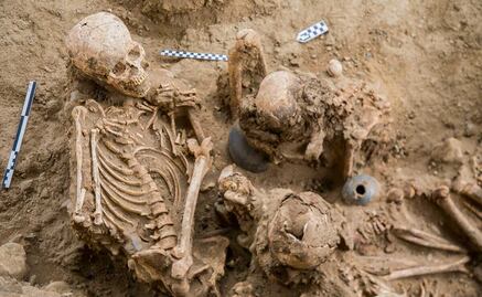 Descubren tumba con restos "casi intactos" de 25 humanos en ciudadela prehispánica
