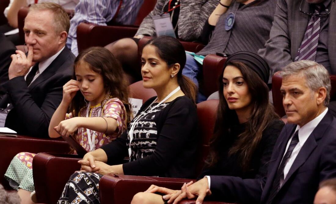 Hayek estuvo acompañada por su esposo e hija y Clooney acudió con su esposa, Amal Foto:AP