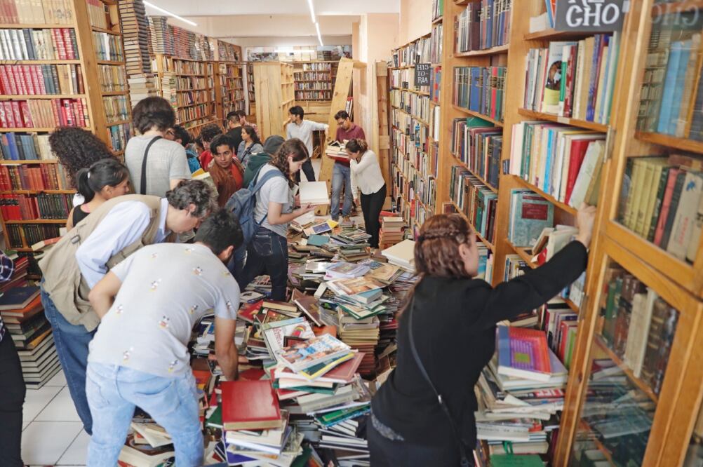 A través del Espejo remata libros de 10 pesos, o con 30 y 60% de descuento (IVÁN STEPHENS. EL UNIVERSAL)