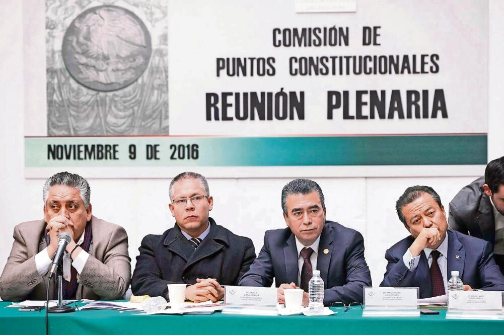 Tras un debate que duró más de dos horas, el presidente de la Comisión de Puntos Constitucionales, el perredista Guadalupe Acosta (izq.), dijo que el dictamen del Ejecutivo se considera total y definitivamente concluido (TOMADA DE FACEBOOK)