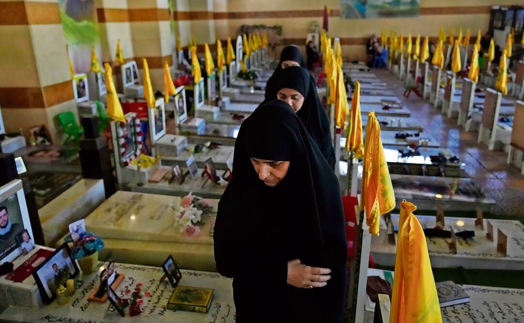 Mujeres chiítas libanesas, ayer en un cementerio al visitar las tumbas de miembros asesinados de Hezbolá en los suburbios del sur de Beirut. Foto: Hussein Malla | AP