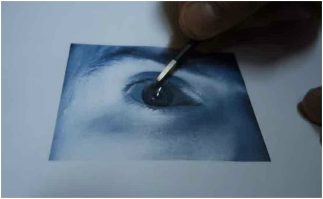 Lo consiguen, no con el iris del propietario, sino con una fotografía del ojo de este, que lleva una lentilla superpuesta para reproducir la curvatura del globo ocular