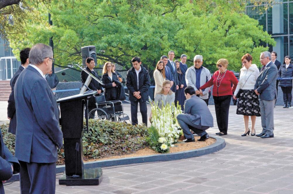 Autoridades del Tecnológico de Monterrey depositaron una ofrenda en memoria de los estudiantes Jorge Antonio Mercado y Javier Francisco Arredondo, quienes fueron asesinados en 2010 durante un operativo del Ejército.  Foto: EMILIO VÁSQUEZ. EL UNIVERSAL