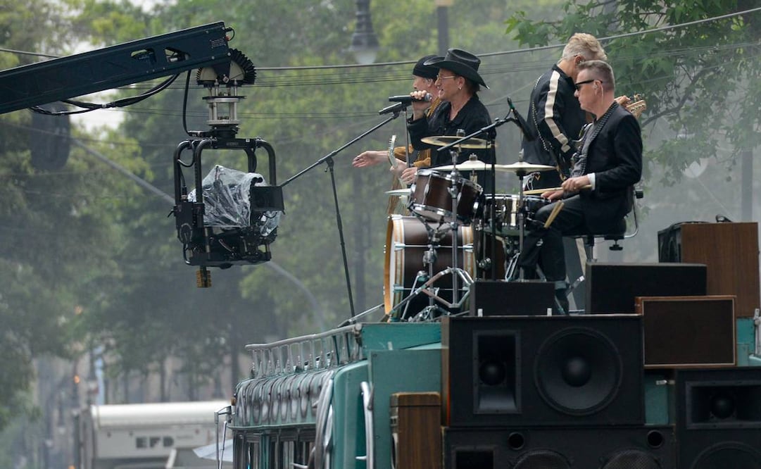 La banda irlandesa U2 en la grabación de su nuevo video musical en las calles del Centro Histórico de la Ciudad de México.
FOTO: Javier Lira Otero/Clasos.com.mx