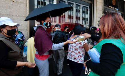Entregan cubrebocas en el Zócalo para entrada al AMLOFest