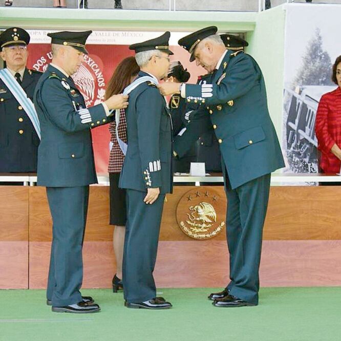 Salvador Cienfuegos Zepeda (derecha, al frente), titular de la Sedena, entregó condecoraciones y distinciones a diversos militares. TOMADA DE TWITTER