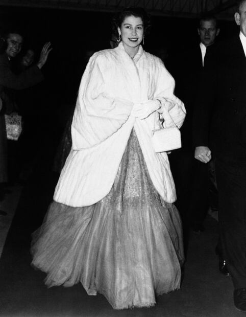 La reina Isabel II dejará de usar pieles animales