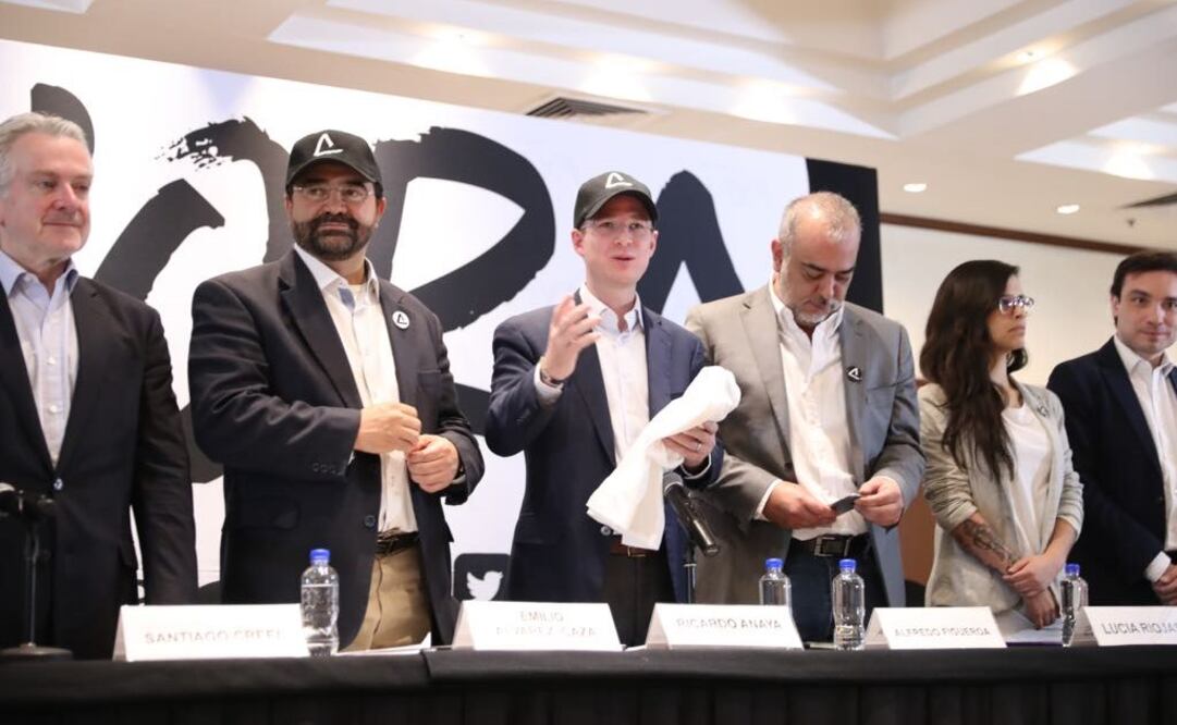 En conferencia de prensa, donde Ricardo Anaya se puso la cachucha de la Iniciativa Ahora (Foto: Lucía Godínez / EL UNIVERSAL)