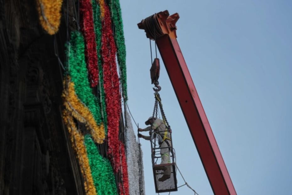 Inician trabajos de alumbrado navideño en el Zócalo de la CDMX
