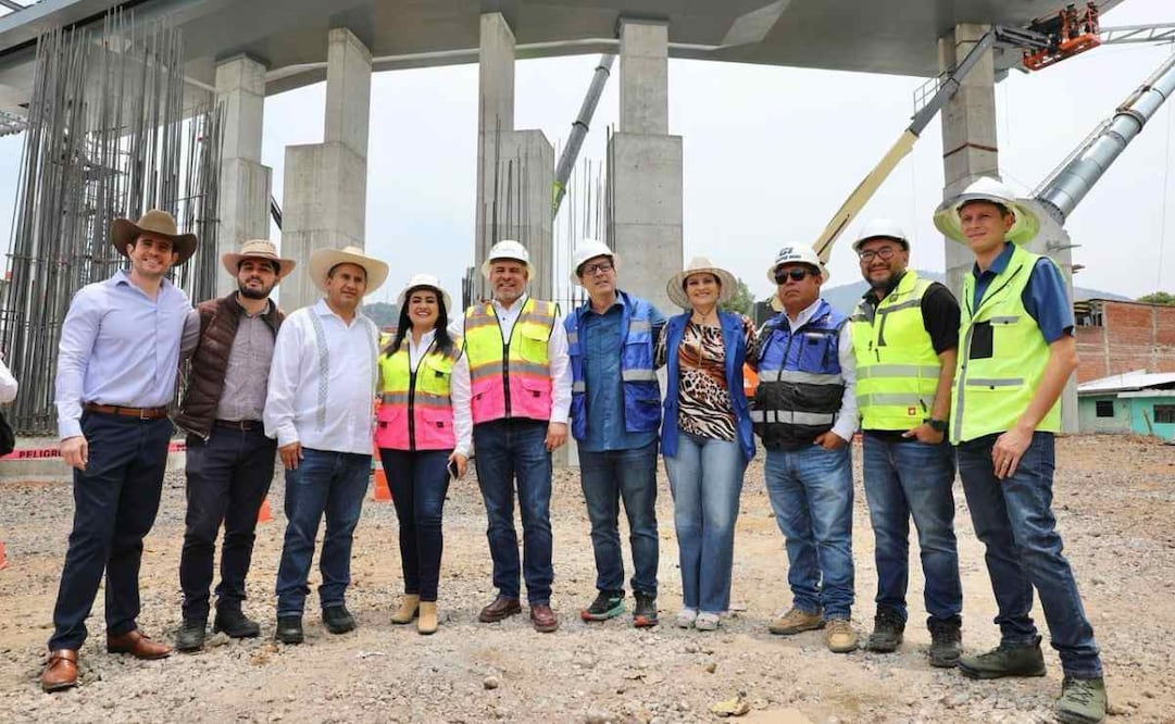 El gobernador Alfredo Ramírez Bedolla en obras de construcción de teleféricos / Foto: Especial