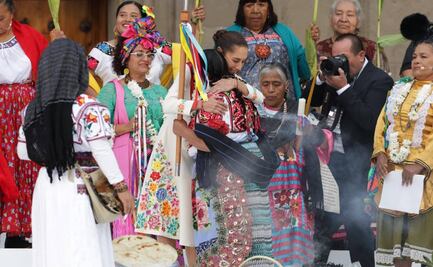 FOTOS: Con ritual, Claudia Sheinbaum recibe el bastón de mando de mujeres indígenas en el Zócalo