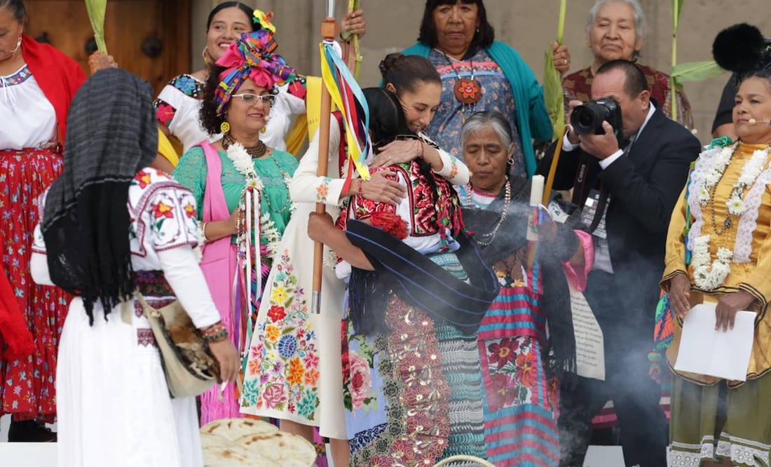 Claudia Sheinbaum durante ceremonia de bastón de mando de los pueblos indígenas en el Zócalo de la CDMX / Foto: Carlos Mejía. EL UNIVERSAL