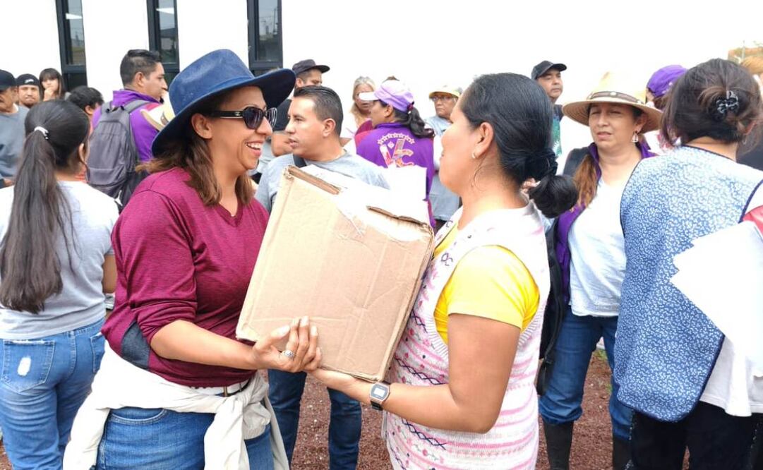 Atiende Evelyn Parra a personas afectadas por lluvias en Venustiano Carranza (11/08/2025). Foto: Especial