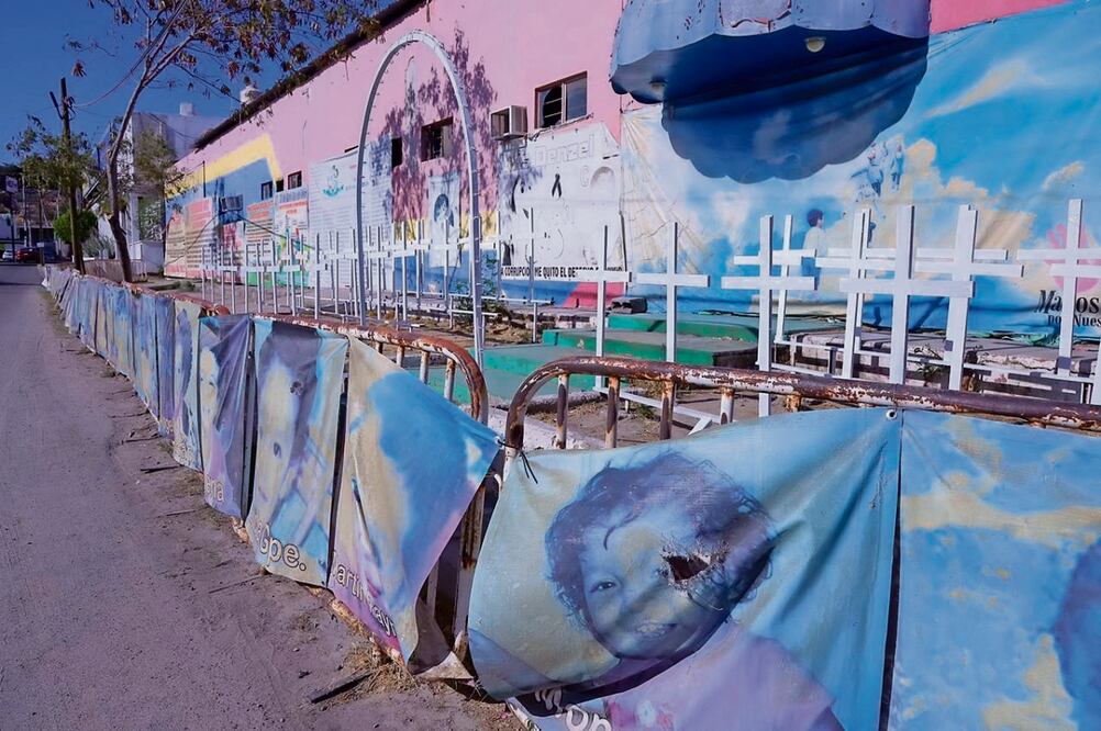 A 14 años del incendio de la Guardería ABC en la ciudad de Hermosillo, Sonora, la fachada del inmueble recuerda con imágenes a los menores que murieron en el lugar a causa de la conflagración iniciada en una bodega adjunta, de la Secretaría de Hacienda. Foto: Javier Escobar / EL UNIVERSAL