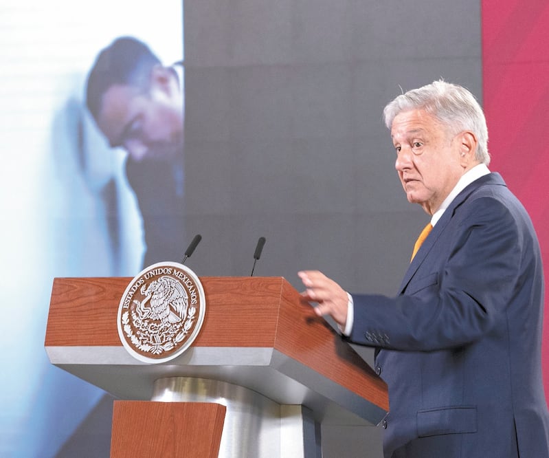 En su conferencia de prensa de ayer, el presidente López Obrador exhibió el video en el que se ve a los exfuncionarios recibir dinero. Sergio Tapia/EL UNIVERSAL