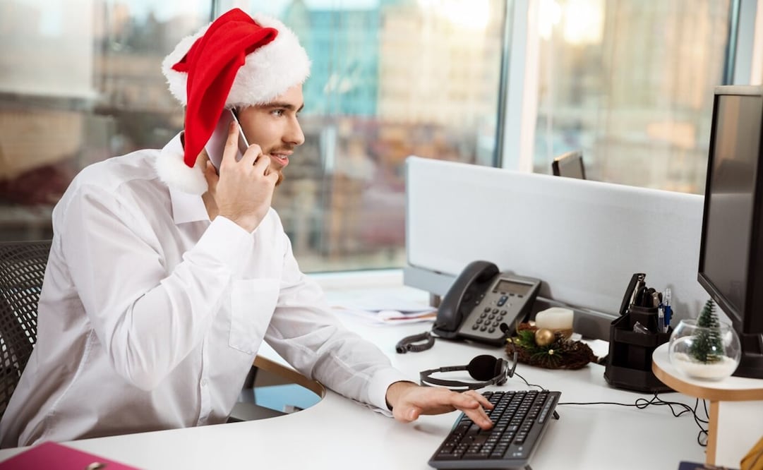 Cada año, los trabajadores buscan reunirse con sus familias en Navidad. Foto: Freepik