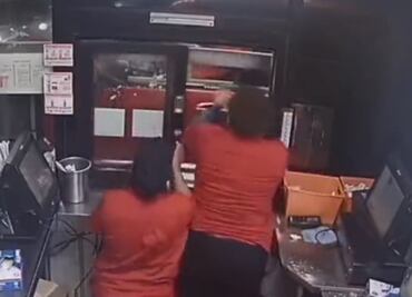 VIDEO: Empleada de Jack in the Box dispara a cliente tras discusión por falta de papas fritas