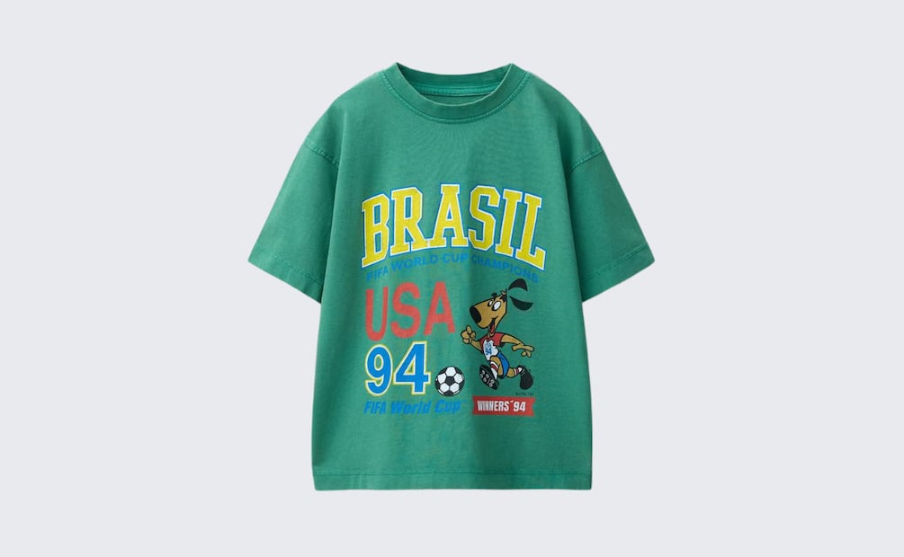 Si tu pequeño es fan del futbol, una playera es la mejor opción. Foto: Zara