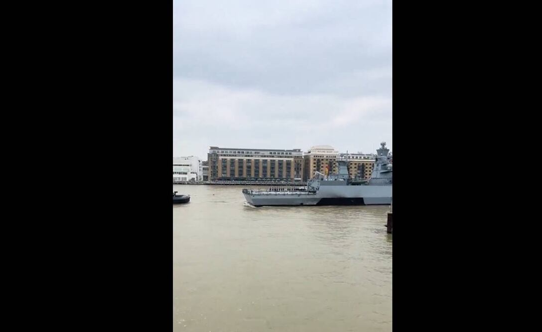 l buque de guerra estaba en la zona para entrenamiento y echó anclas en Londres para una parada normal de suministro, de acuerdo con la Armada alemana. Captura tomada de video