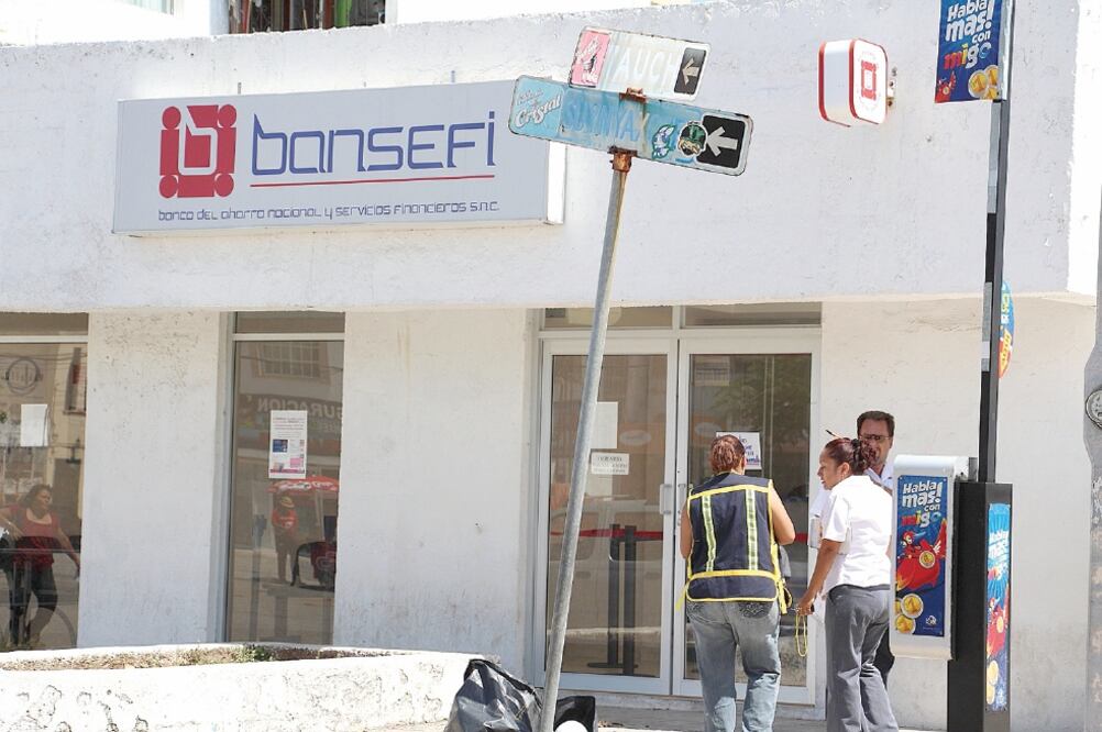 Bansefi dice que atiende en la actualidad a 392 municipios con 426 sucursales, pero gracias a su alianza con Telecomm Telégrafos tiene mil 720 oficinas más (ARCHIVO EL UNIVERSAL)