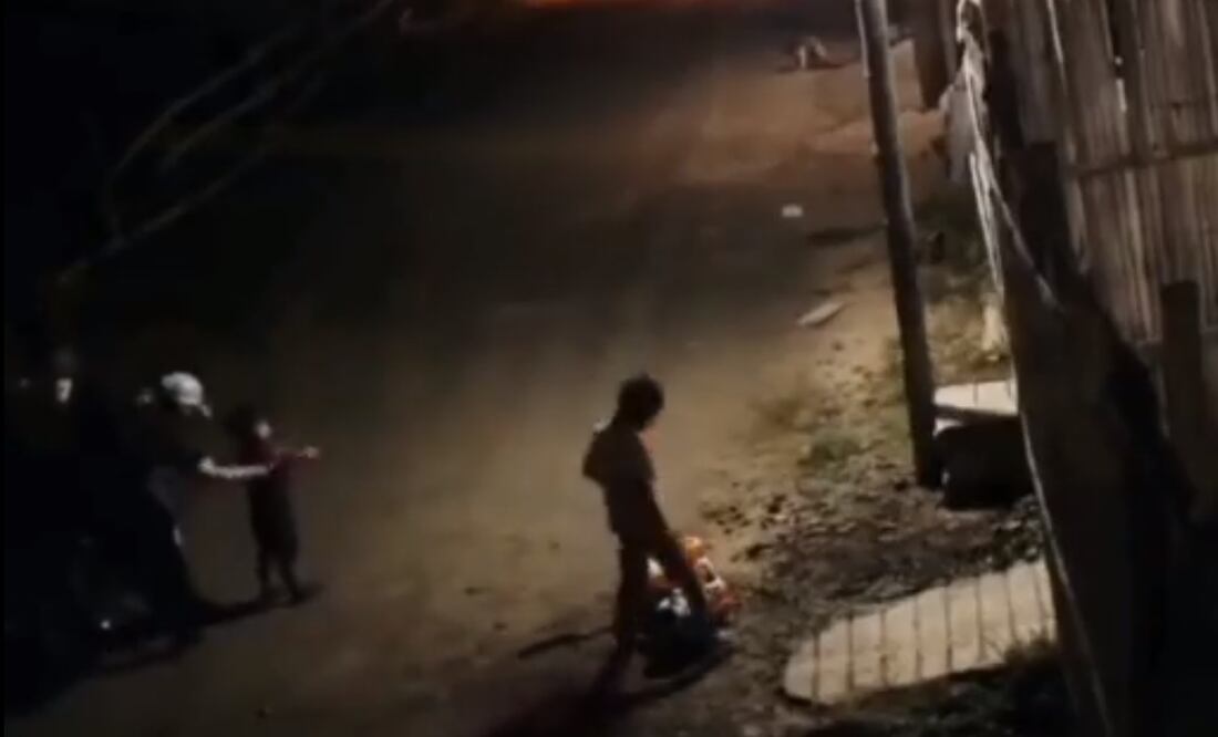 Los hechos ocurrieron el 24 de octubre en la localidad de Puerto Viejo, cuando los niños jugaban afuera de su vivienda y uno de ellos, el más pequeño, es raptado por dos sujetos a bordo de una motocicleta. Foto: Tomada de Video