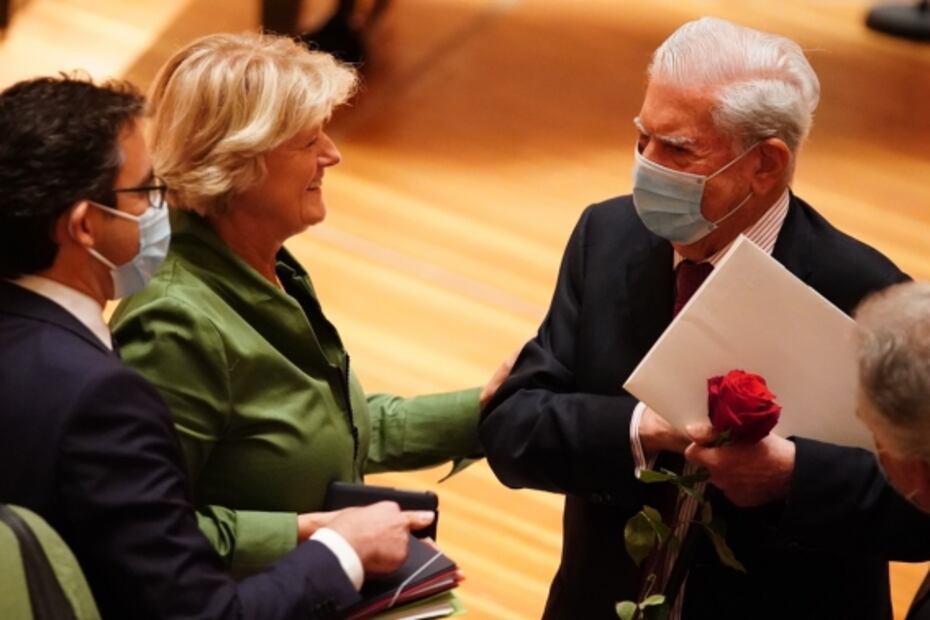 Basta que la libertad se restrinja para que la literatura sea un arma de combate: Vargas Llosa