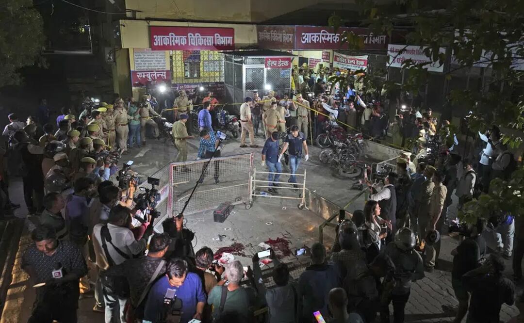 La policía en la zona en que el ex legislador indio Atiq Ahmad y su hermano Ashraf fueron asesinados, en Prayagraj, India, el 15 de abril de 2023. Foto: AP