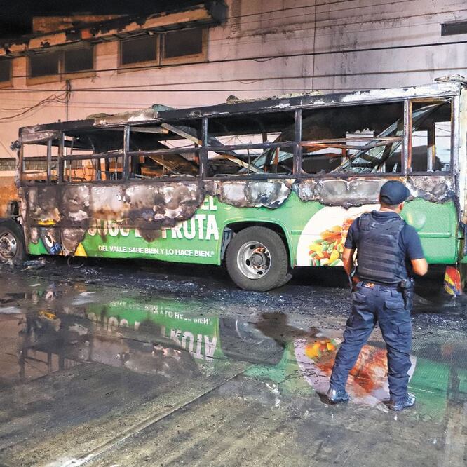 La tarde del martes, en el céntrico barrio de Petaquillas hombres armados quemaron una urvan de la ruta Centro-Pie de la Cuesta. BERNARDINO HERNÁNDEZ. CUARTOSCURO
