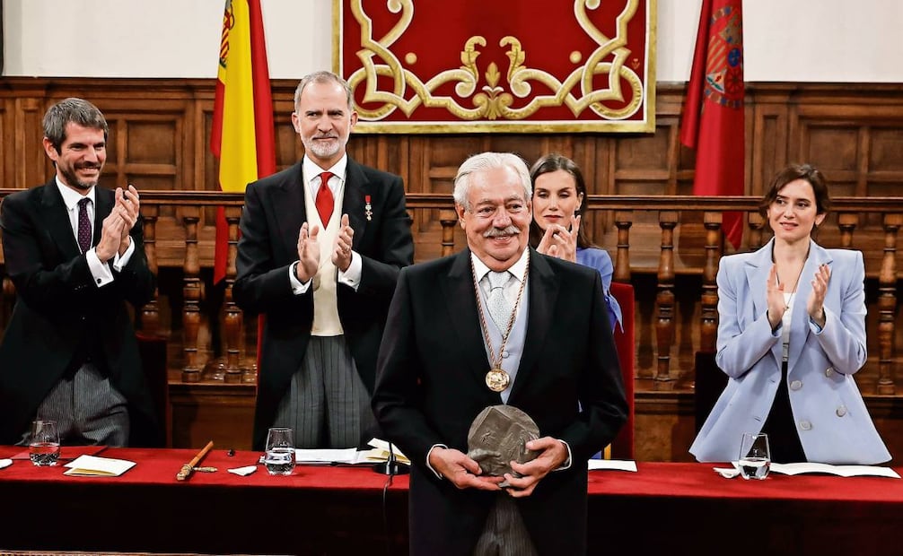 Los Reyes de España y la presidenta de la
Comunidad de Madrid, Isabel Díaz Ayuso, aplauden al escritor mexicano Gonzalo Celorio tras entregarle el Premio Cervantes ayer en el Paraninfo de la
Universidad de Alcalá de Henares. Foto: EFE / Ballesteros / POOL