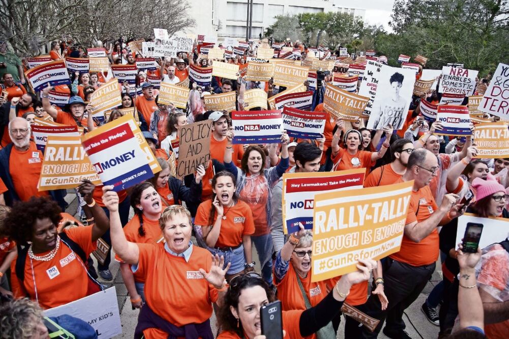 Activistas y estudiantes de escuelas de Florida protestan afuera del Capitolio de Tallahassee, capital del estado, para exigir reformas a las leyes de posesión de armas. (DON JUAN MOORE.AFP)