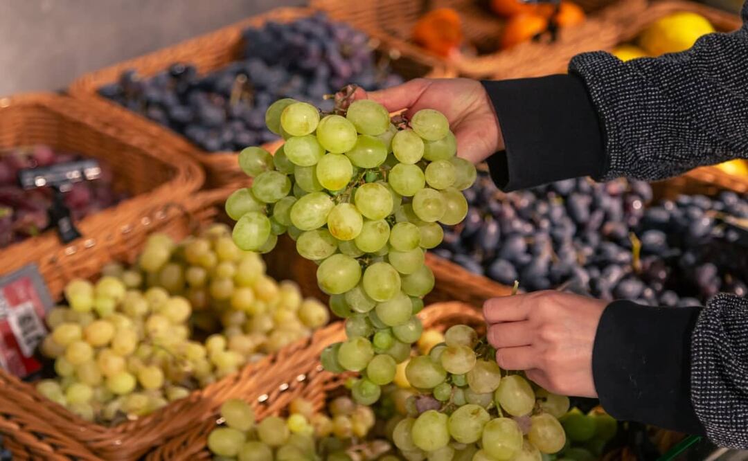¡Te compsrtimos los mejores tips para escoger uvas en el mercado! Foto: Freepik.