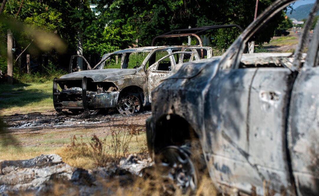 Picture of police vehicles torched by gunmen who also killed 14 police officers in an ambush in the community of Aguililla, in the Mexican state of Michoacán, on October 14, 2019 – Photo: Enrique Castro/AFP