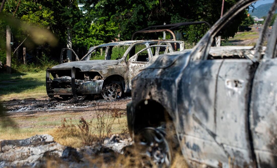 Picture of police vehicles torched by gunmen who also killed 14 police officers in an ambush in the community of Aguililla, in the Mexican state of Michoacán, on October 14, 2019 – Photo: Enrique Castro/AFP