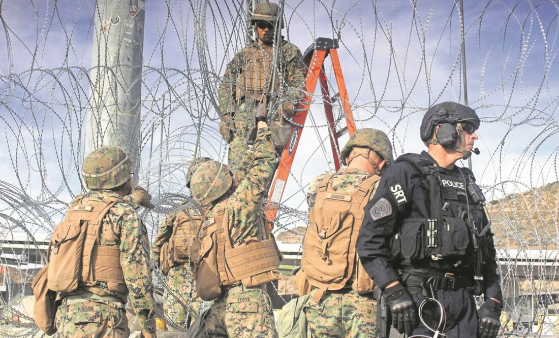 Soldados y policías estadounidenses colocaron más alambres de púas en “un ejercicio a gran escala de rapidez operacional”, dijo la Oficina de Aduanas. Fotografías: EFE y JOEBETH TERRIQUEZ